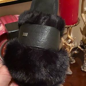SOLD!NWT AUSTRALIA LUXE COLLECTIVE BLACK FUR SLIPPERS